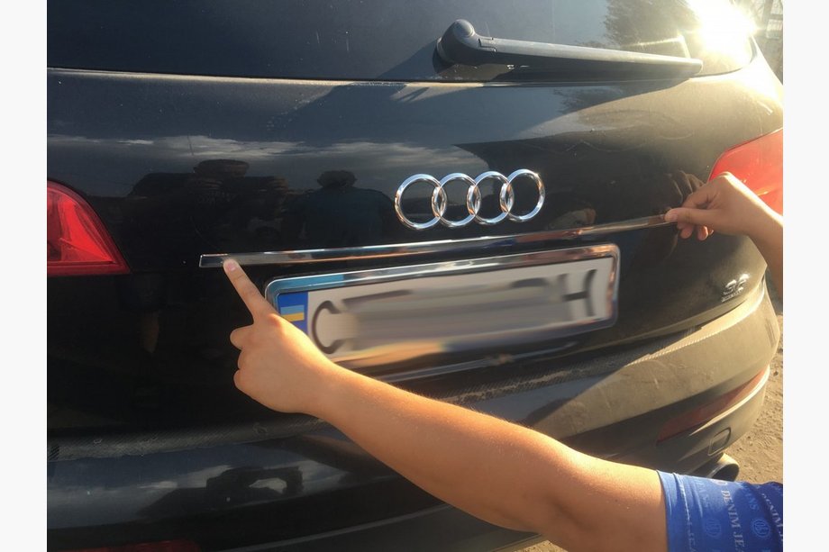 Audi Q7 2005-2015 Chromleiste über dem Kennzeichen Carmos (Edelstahl) Image