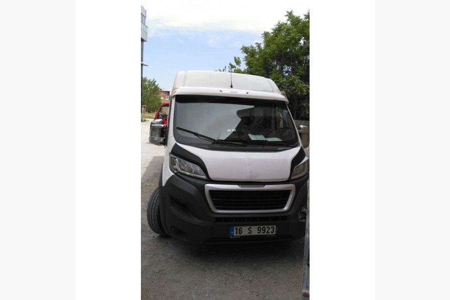 Peugeot Boxer 2006-2025 Frontscheiben-Spoiler (grundiert zum Lackieren) Foto 2