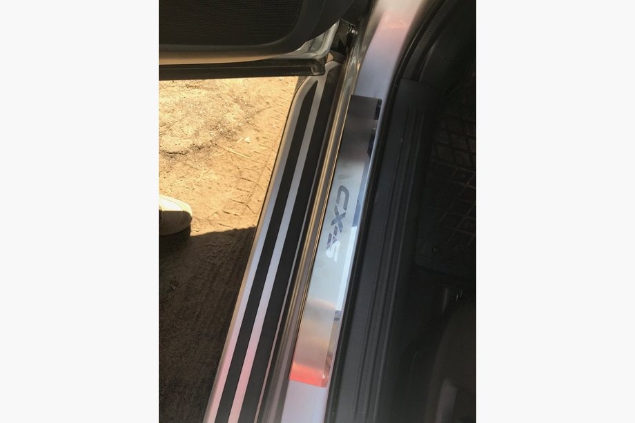 Mazda CX-5 2017–2025 Einstiegsleisten Abdeckungen Nataniko (4 Stk., Edelstahl) Premium - 3M Klebeband, 0.8mm Image