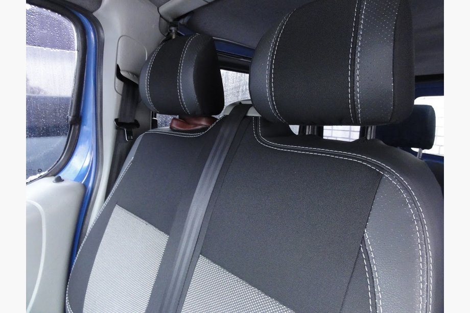 Renault Trafic 2001–2015 Autoabdeckungen (Kunstleder und Stoff, Premium) Vordersitze 1↗1 und Fahrgastraum Foto 5