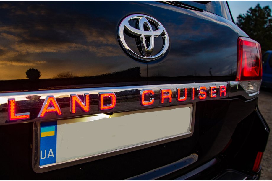 Toyota Land Cruiser 200 2007-2021 LED Leiste über dem Kennzeichen (2016+) Image
