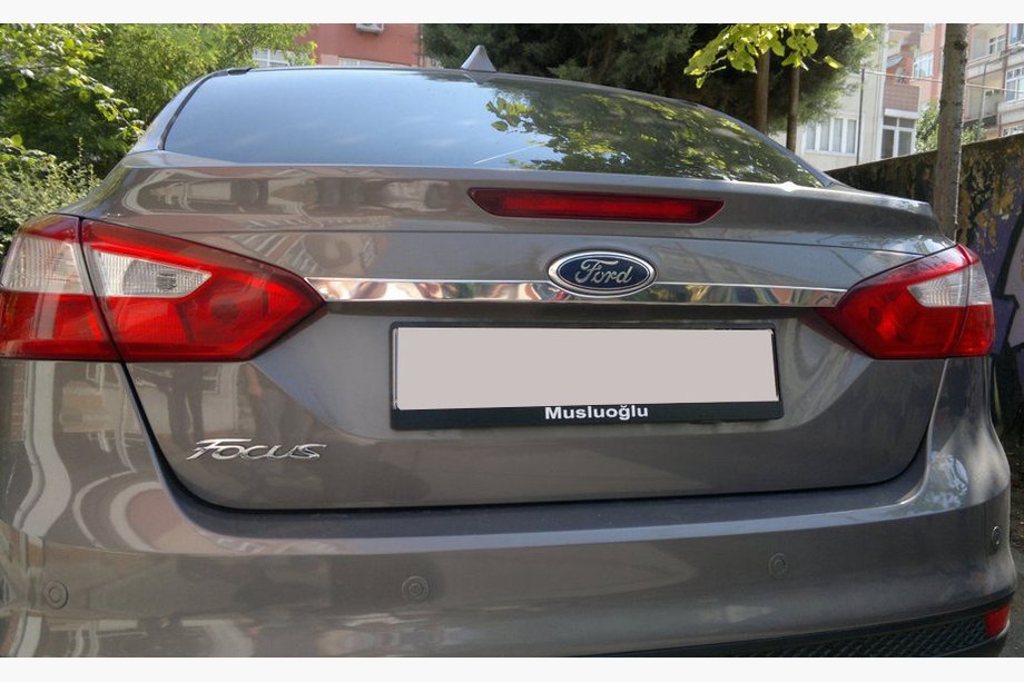 Ford Focus III 2011-2017 Breite Edelstahl Heckklappenleiste über dem Kennzeichen Image