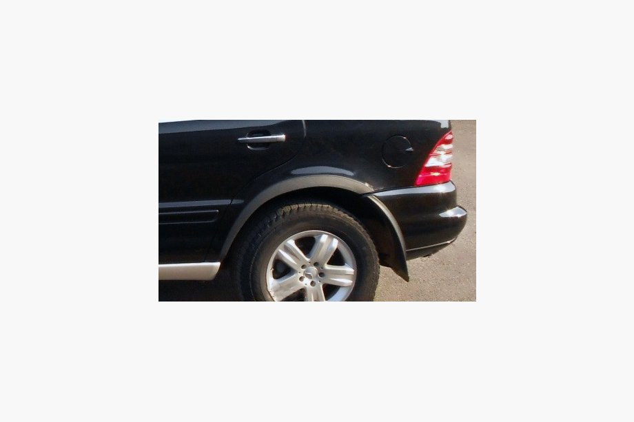 Mercedes ML W163 1997-2005 Radlaufverbreiterungen (4 Stk, Schwarz Metall) Image