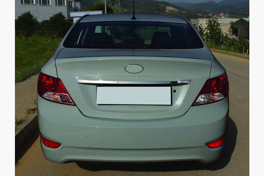 Hyundai Accent 2011-2017 Chromleiste über dem Kennzeichen (Edelstahl) Image