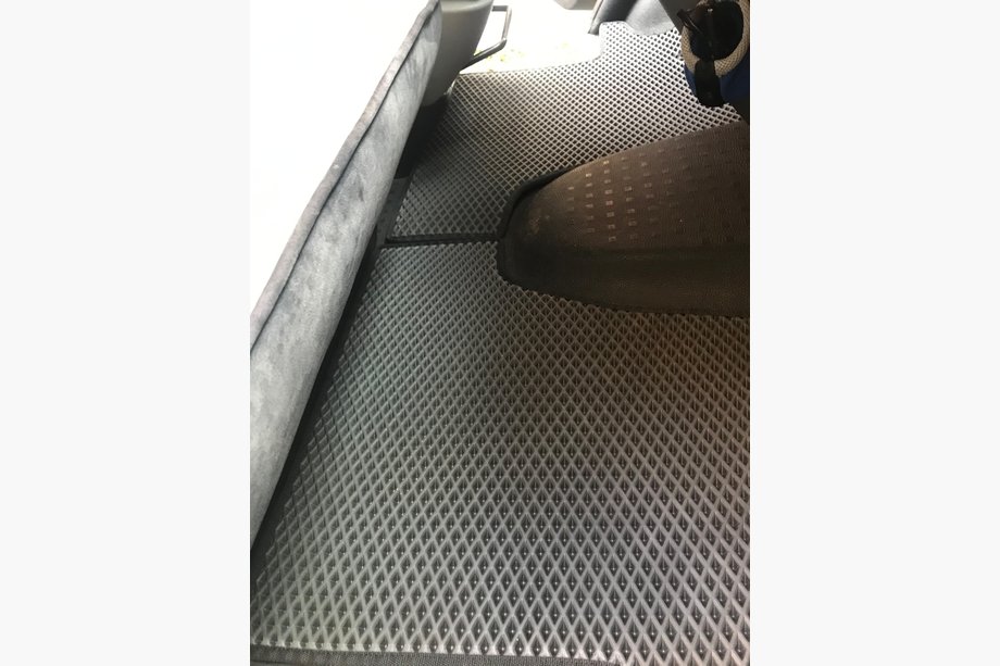Volkswagen T5 Transporter 2003-2010 EVA Fußmatten (schwarz, vorne, für 2+1) Image