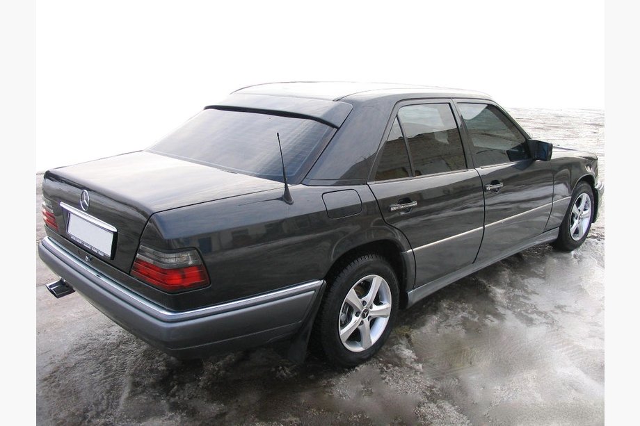 Mercedes E-class W124 1984–1997 Heckspoilerblende (GFK, grundiert zum Lackieren) Image