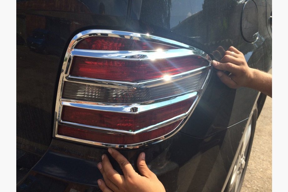Mercedes ML W164 2005-2011 Chrom Rückleuchten Abdeckungen (2 Stk, Kunststoff) Image