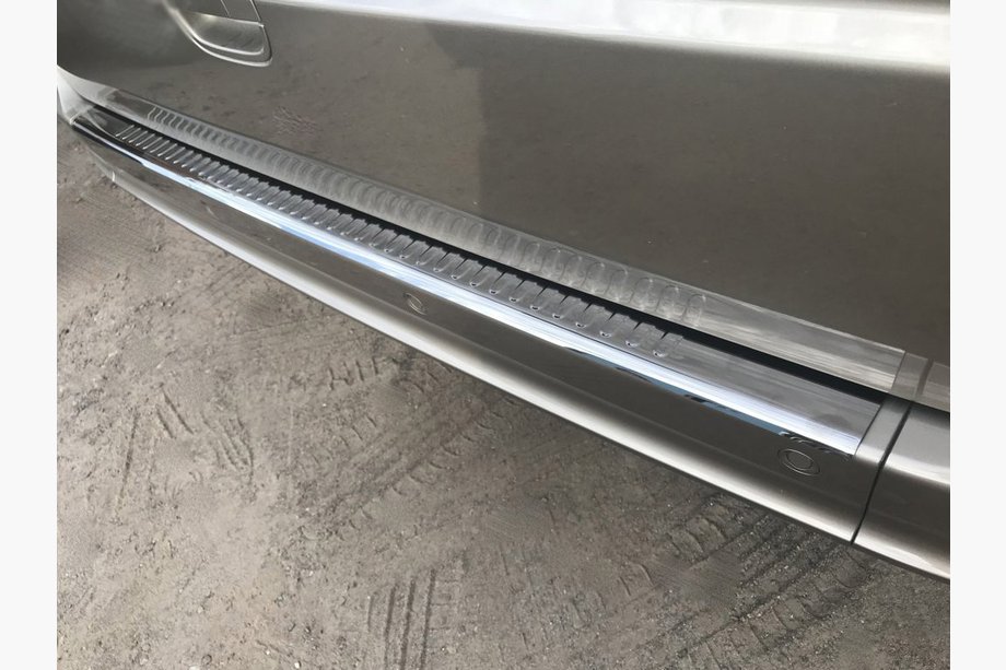 Mercedes Vito W639 2004-2014 Heckstoßstangenabdeckung Schwarz Chrom (OmsaLine, Edelstahl) Image