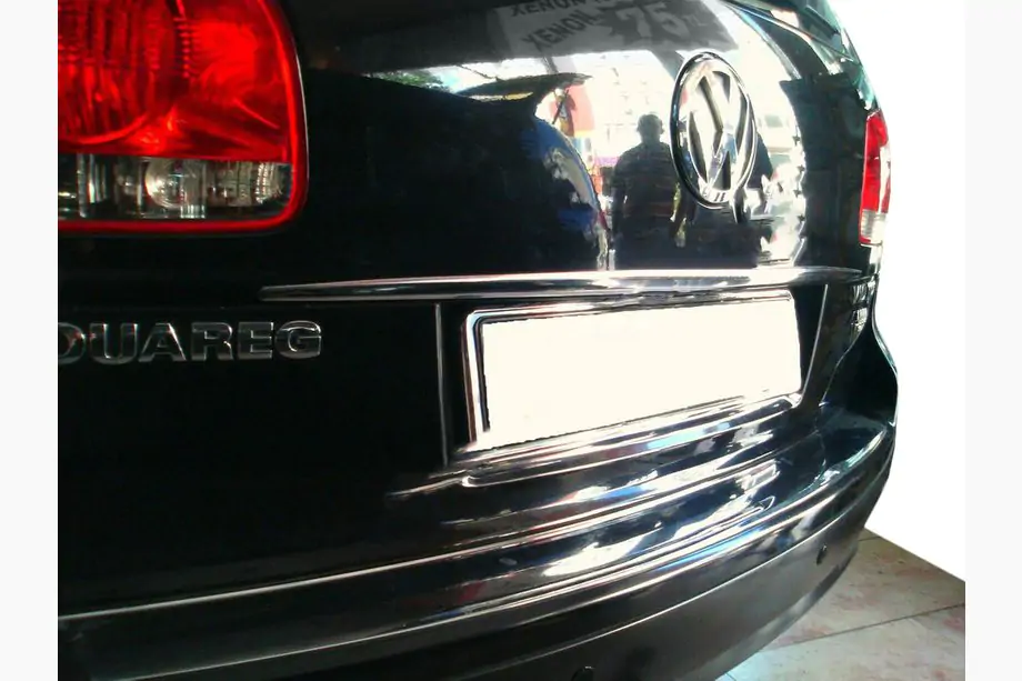 Volkswagen Touareg 2002–2010 Chromleiste über dem Kennzeichen (Edelstahl) Image