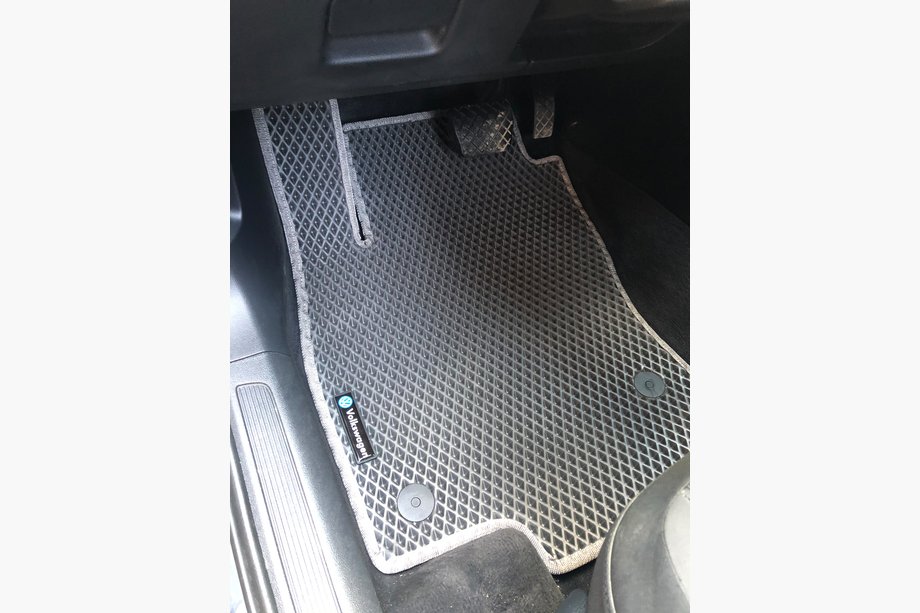 Volkswagen Passat B8 2015-2023 EVA Fußmatten (EU, Schwarz) Image