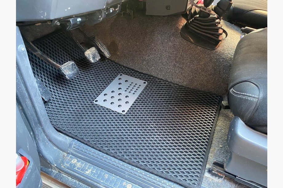 Nissan Patrol Y60 1988–1997 EVA Fußmatten (schwarz) Lang, 5-teilig (vorne und hinten) Image