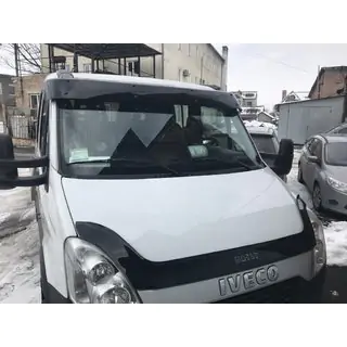 Frontscheibenblende V1 (schwarz glanz, 5mm) Iveco Daily 2006-2014 Foto 1