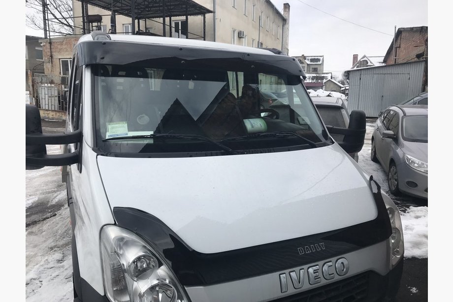 Iveco Daily 2006-2014 Frontscheibenblende V1 (schwarz glanz, 5mm) Image