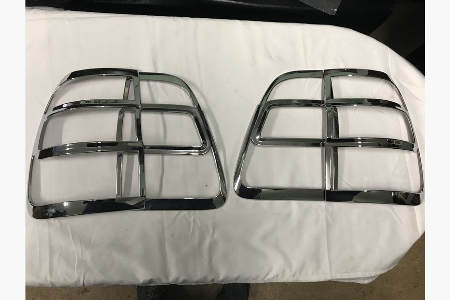 Toyota Land Cruiser 100 1998-2007 Chrom Blenden für Rückleuchten (2 Stk., Kunststoff) Image