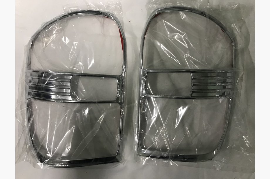 Toyota Rav 4 2001-2005 Chrom Heckleuchten Abdeckungen 2001-2003 (2 Stk., Kunststoff) Image