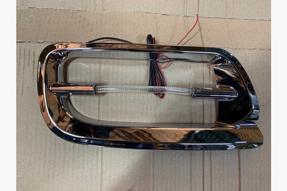 Toyota Land Cruiser 100 1998-2007 Chrom Blenden fuer Nebelscheinwerfer (2 Stk., blaues LED) Image