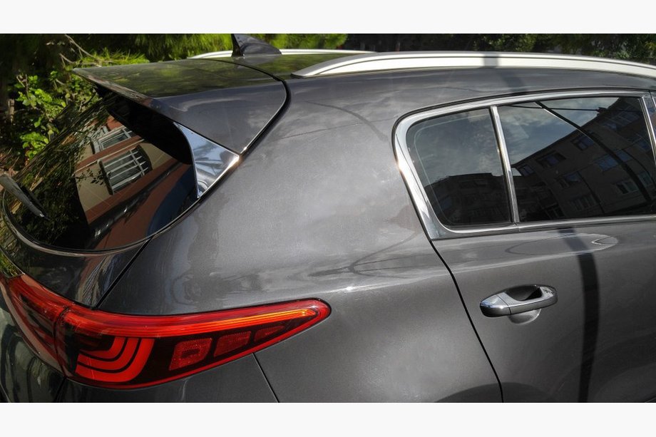 Kia Sportage 2015-2021 Dreiecks-Abdeckung für Heckklappe (Edelstahl) Image