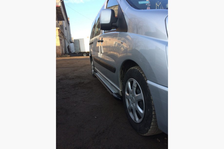 Opel Vivaro 2019- Trittbretter Rainbow (2 Stk., Aluminium) M – Mittlerer Radstand Foto 7