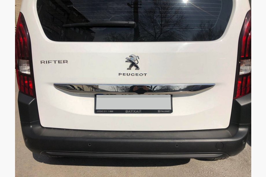 Peugeot Partner/Rifter 2019- Chromleiste über dem Kennzeichen (Edelstahl) Image