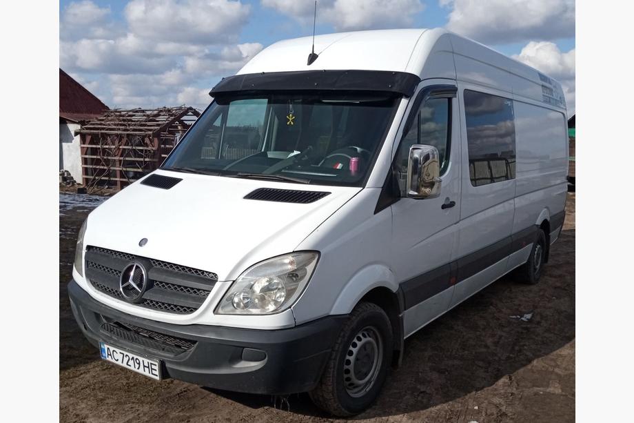 Mercedes Sprinter W906 2006–2018 Frontscheibenblende am Rahmen V2 (schwarz glanz, 5mm) Foto 1
