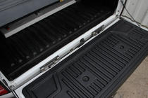 Nissan Navara/NP300 2016- Mechanismus zum sanften Öffnen der Heckklappe Foto 2