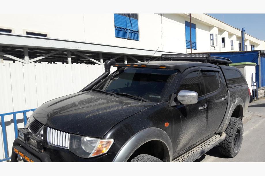 Mitsubishi L200 2015-2024 Windschutzscheibenblende (Meliset LED) Image