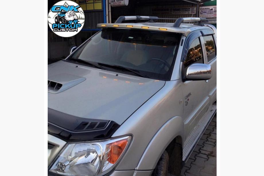 Toyota Hilux 2015- Windschutzscheibenblende (Meliset LED) Image