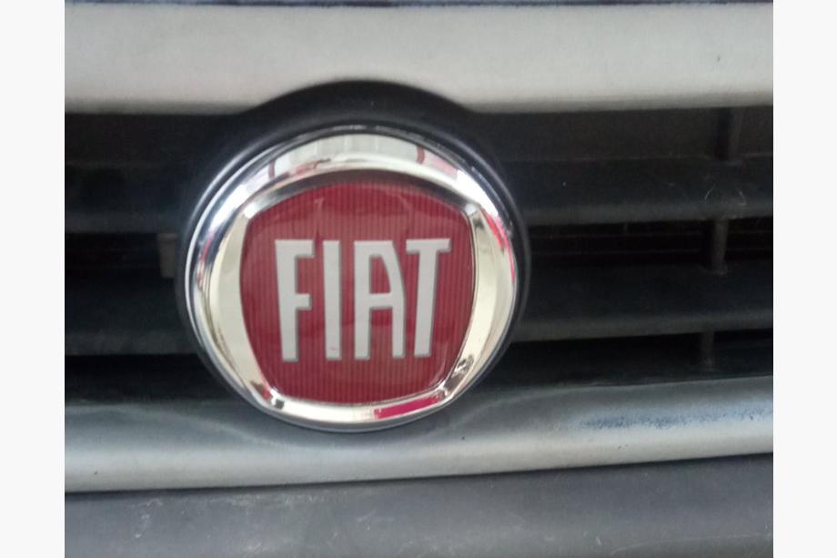 Fiat Emblem (rot V2, selbstklebend) Foto 3