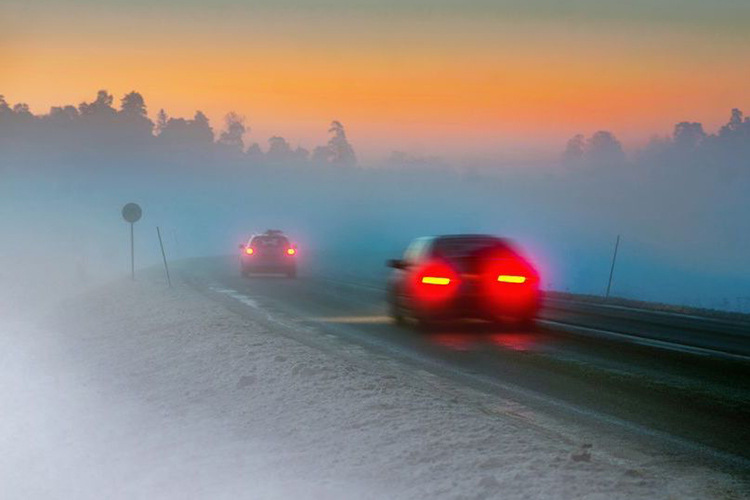 Verhalten beim Fahren auf einer nebligen Straße