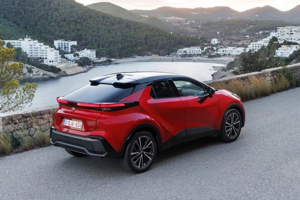 Testbericht zum kompakten Crossover Toyota C-HR der zweiten Generation Foto 3