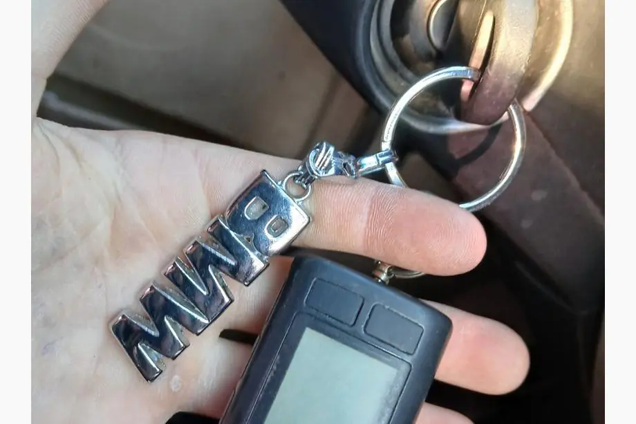 BMW Metallschlüsselanhänger mit BMW Logo Image
