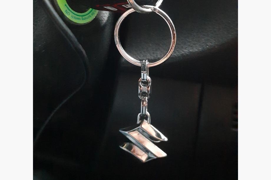 Suzuki Metallschlüsselanhänger mit Suzuki Logo Image