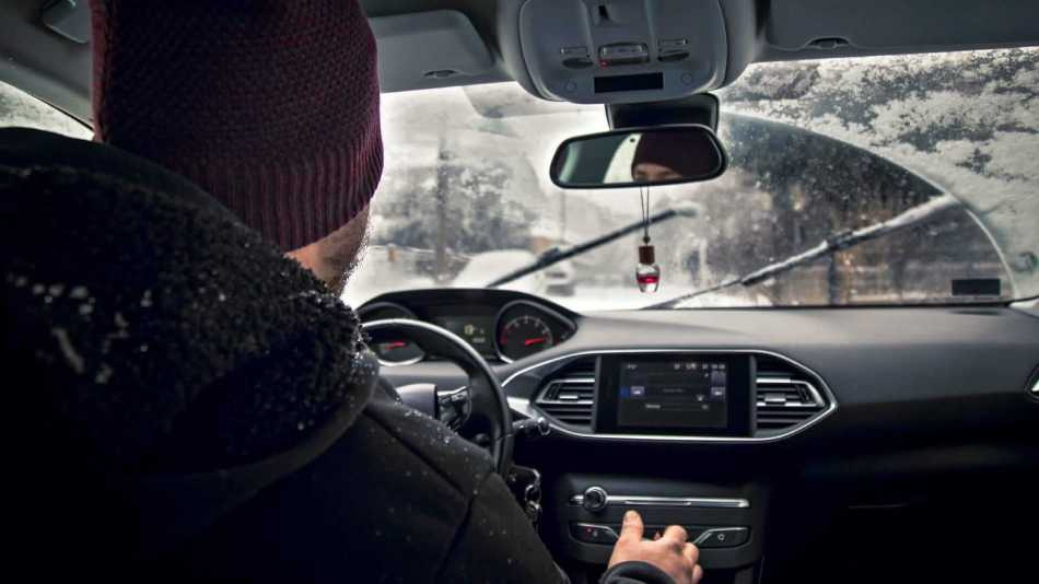 Wie wärmt man den Innenraum eines Autos im Winter schnell und richtig?