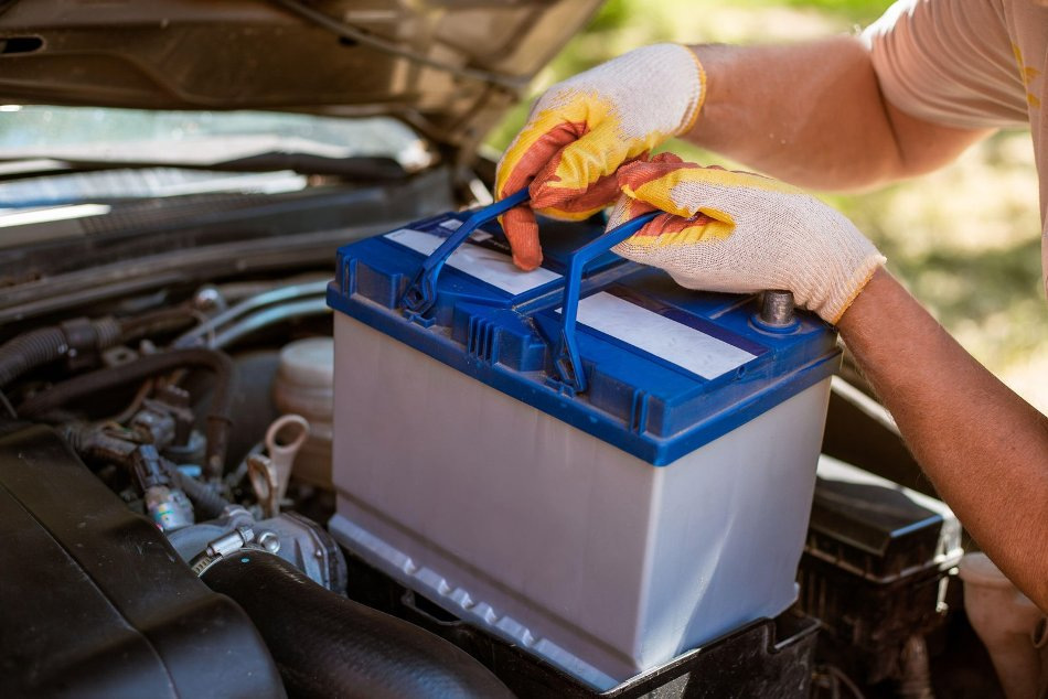 Wie kann man verstehen, dass es Zeit ist, die Autobatterie zu wechseln?