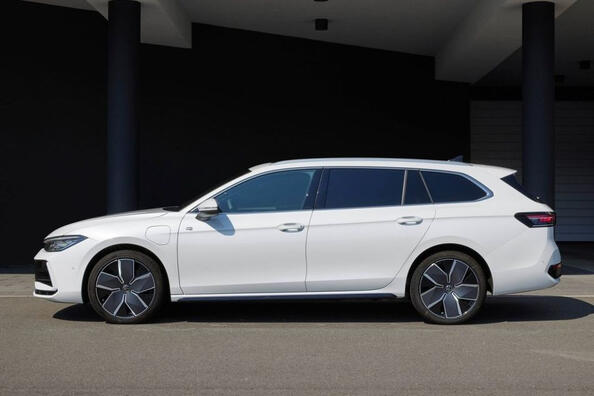 Testbericht zum Volkswagen Passat Variant Kombi der neuen Generation Foto 3