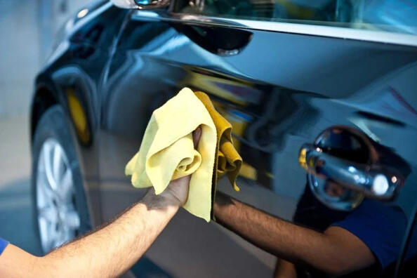 So entfernen Sie Klebebandspuren von einem Auto: wirksame Mittel und nützliche Tipps