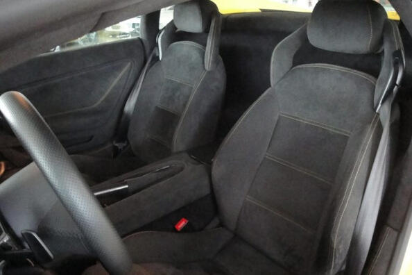 Wie pflegt man Alcantara-Autositze richtig?