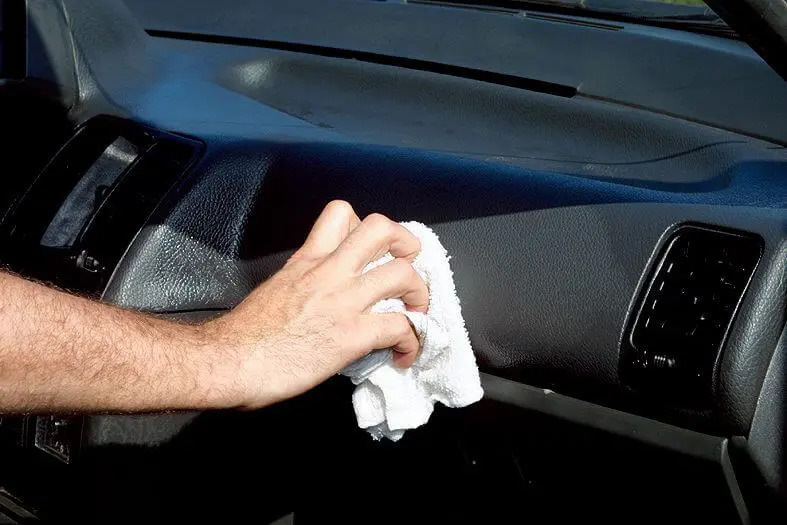 Wie entferne ich Kratzer vom Kunststoff des Autos in der Kabine?