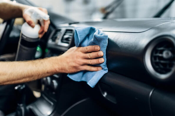 Wie pflegt man Kunststoff im Autoinnenraum richtig?
