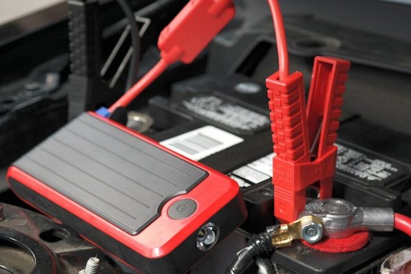 Wie startet man einen Automotor mit entladener Batterie?