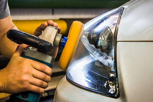 Wie oft sollten die Scheinwerfer poliert werden?