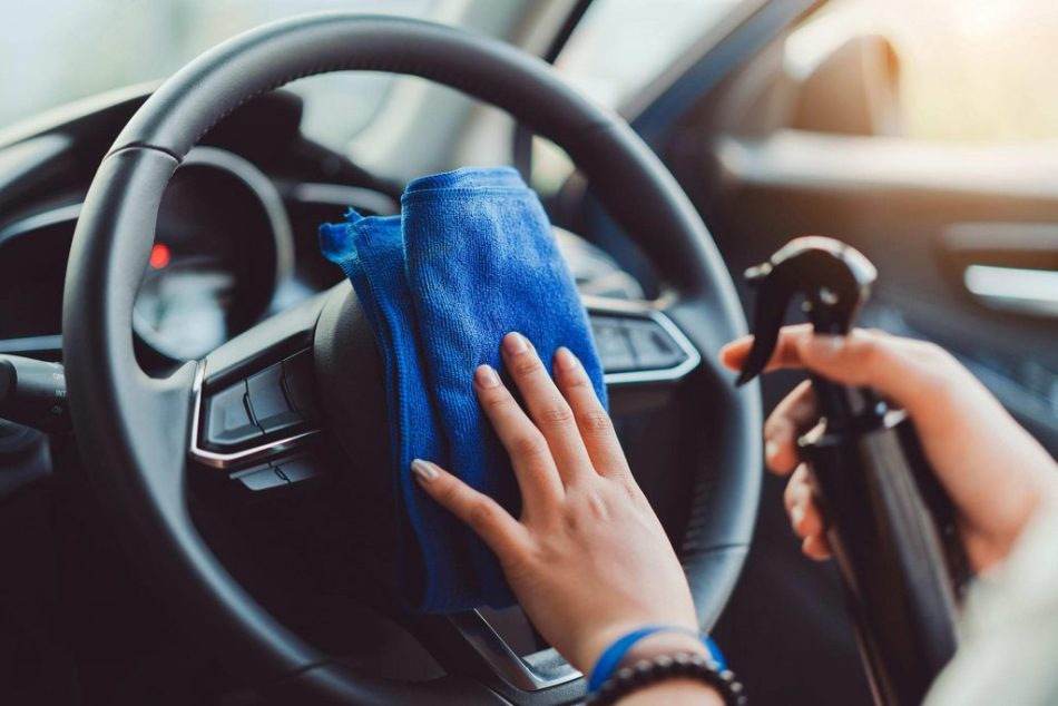 Die schmutzigsten Stellen im Autoinnenraum: Wie hält man sie sauber?