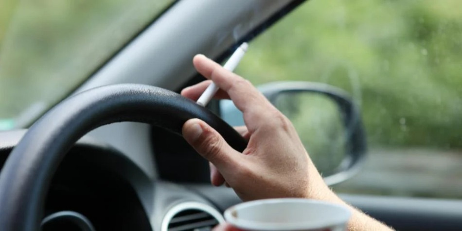 Wie beseitigt man den Tabakgeruch im Autoinnenraum?