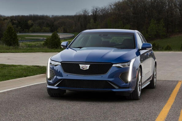 Cadillac CT4: Luxus, Leistung und Technologie in einer kompakten Limousine Foto 2