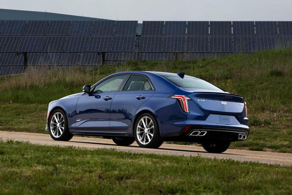 Cadillac CT4: Luxus, Leistung und Technologie in einer kompakten Limousine Foto 4