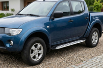 Mitsubishi L200 2006-2015 Trittbretter Shining V1 (2 Stk., Aluminium) Foto 1