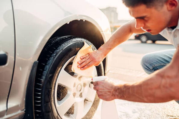 So reinigen Sie Auto-Leichtmetallfelgen von Oxidation