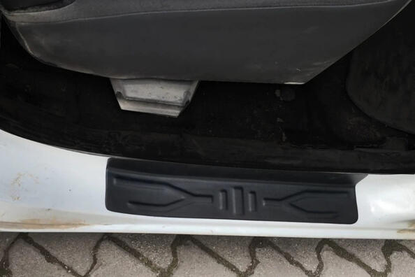 So installieren Sie Kunststoffverkleidungen richtig an Autoschwellen Foto 1
