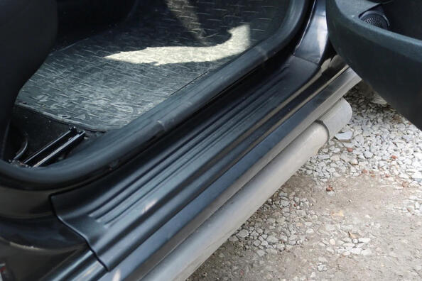 So installieren Sie Kunststoffverkleidungen richtig an Autoschwellen Foto 3
