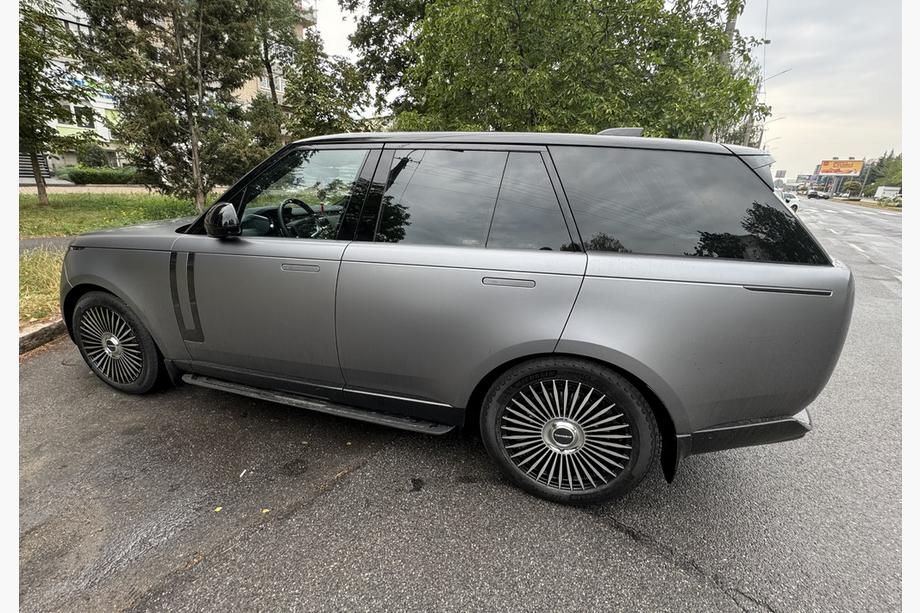 Range Rover V L460 2021- Seitliche Trittbretter Original-Design (für SWB) Image